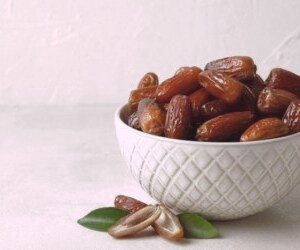 عوامل شگفتانگیز شیر خرما برای پوست و مو + خواص شیره خرما