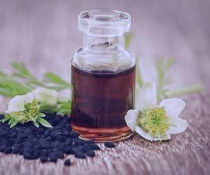 بررسی خواص و کاربردهای روغن سیاه دانه برای پوست و مو