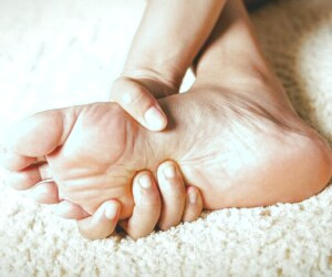 بررسی علل خارش کف پا در طول شبانه روز و راهکارهای درمانی آن