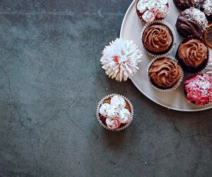 ترجمه و بازنویسی چه چیزی باعث ایجاد هوس شیرینی میشود؟ + بهترین راهحلهای طبیعی و درمان