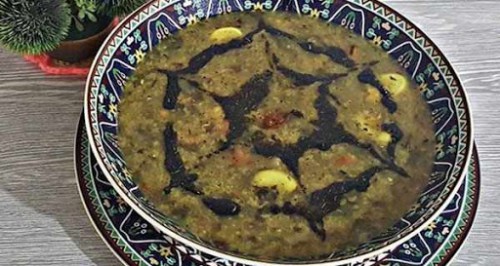 طرز تهیه آش ترش ساده و خوشمزه شمالی با یرنج نیم دانه و رب انار