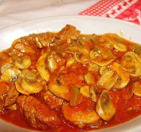 طرز تهیه خورش قارچ و مرغ زعفرانی خوشمزه و لعابدار با سینه مرغ