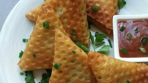 طرز تهیه سمبوسه پیتزایی با گوشت چرخ کرده به روش بازاری