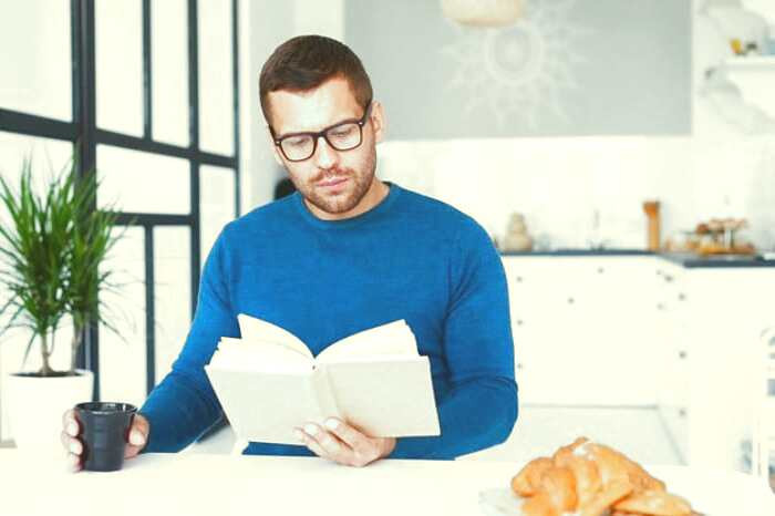 خواندن کتاب انگیزشی تمرینی برای مثبت اندیشی کتاب خواندن