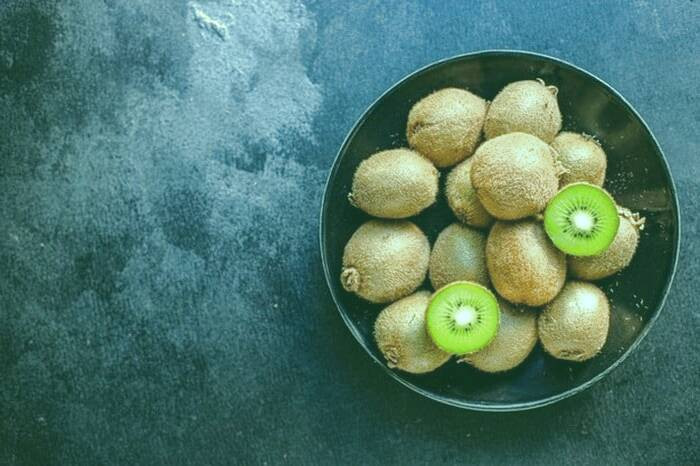 خوردن کیوی در بارداری مفید است؟ کیوی برای سرماخوردگی