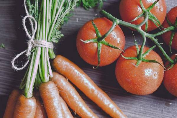 مصرف هویج و گوجه برای جلوگیری از بیماری گلوکوم مصرف کردن هویج و گوجه
