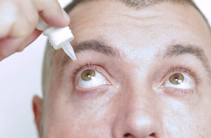 مدیریت ترشح چشم در منزل قطره چشم