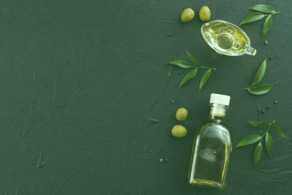 برطرف شدن چروک دور لب با روغن زیتون روغن زیتون