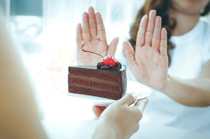 پرهیز از شیرینی جات برای جلوگیری از جوش بلوغ جوش بلوغ و شیرینی جات