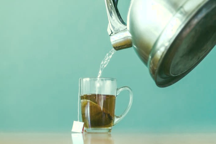 جوشاندن آب درون کتری آب کتری