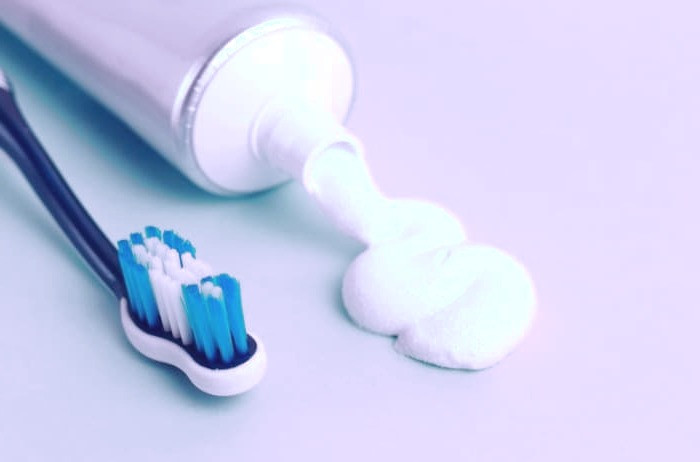 باکتری های روی مسواک مسواک در سینک ظرفشویی