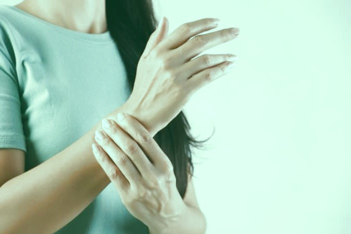 چرا دستم می لرزد؟ علل پزشکی لرزش دست