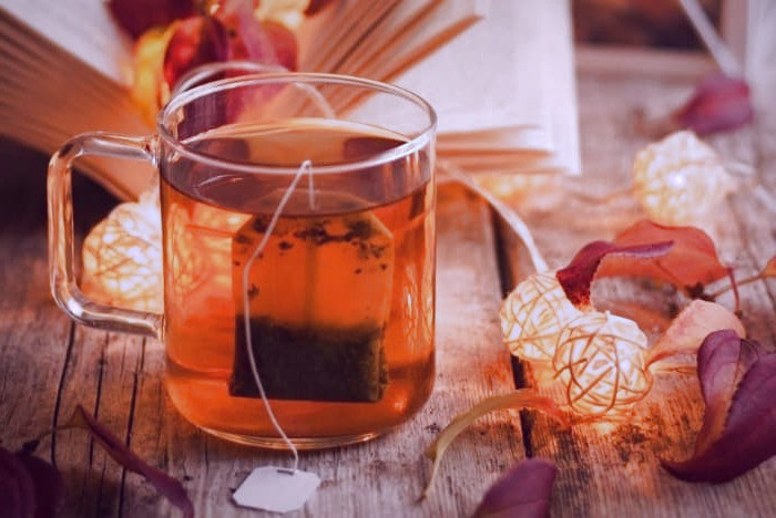 نوشیدن مایعات گرم برای رفع خلط پشت گلو چای