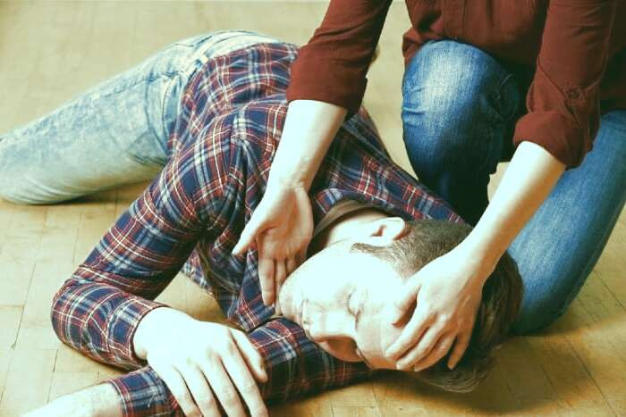 آموزش اقدامات هنگام حمله صرع بلند کردن چانه
