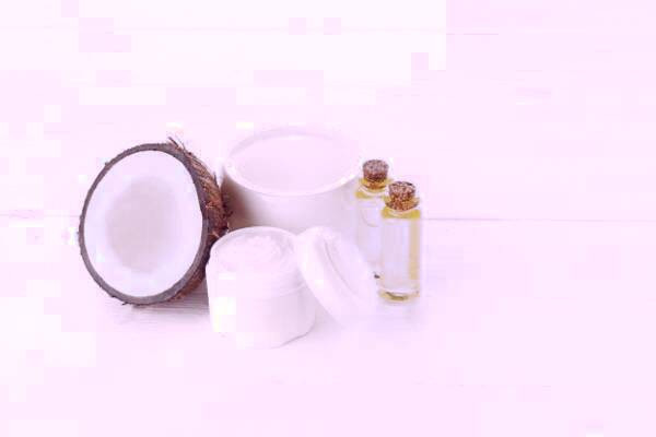 روغن نارگیل برای خشکی لب روغن نارگیل