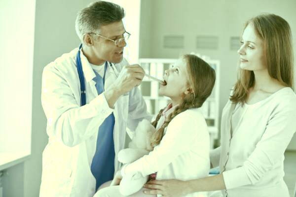 معاینه کودک توسط پزشک معاینه پزشکی