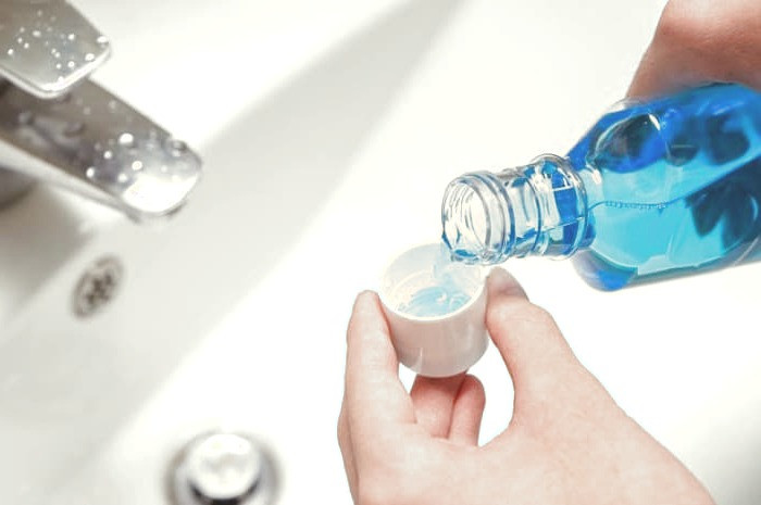 اهمیت استفاده از دهانشویه شستن زبان