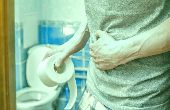 رفتن به دستشویی برای رفع معده درد دستشویی