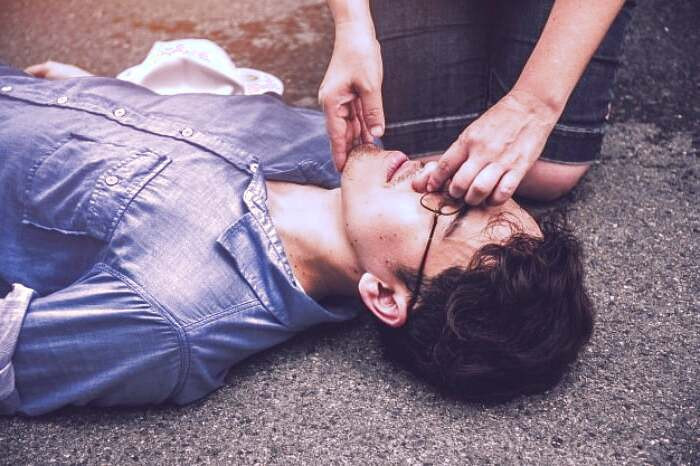 تشنج کردن و از دست دادن هوشیاری تشنج کردن