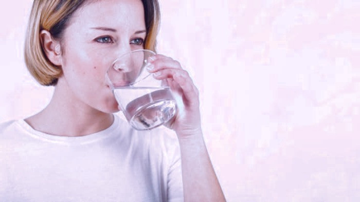 نوشیدن آب ولرم