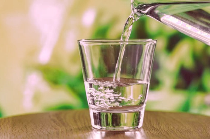 خطرات خوردن آب گرم