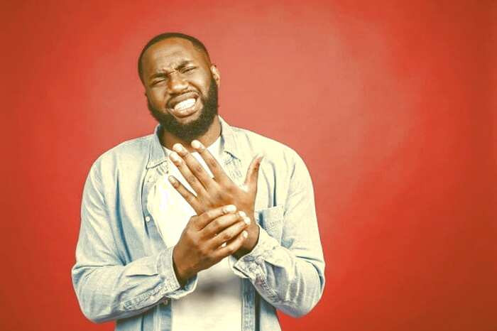 نشانه های لرزش بدن علائم لرزش بدن