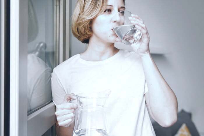 نوشیدن آب برای جلوگیری از افتادگی پوست بعد از لاغری نوشیدن آب کافی