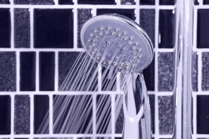 دوش آب گرم دوش گرفتن