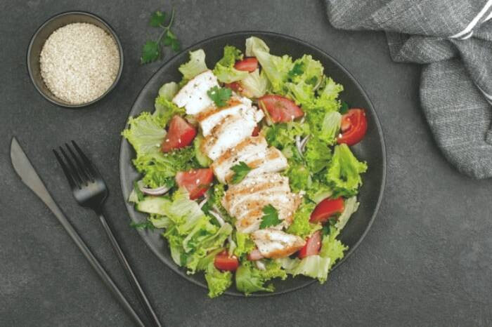 سالاد با مرغ گریل شده سالاد