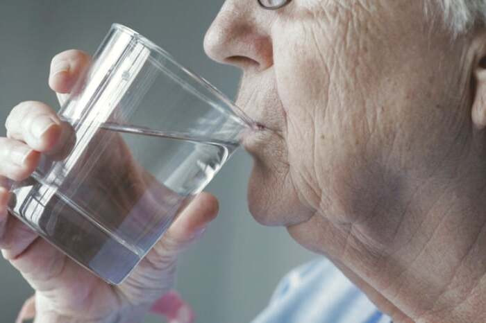 اتفاقات بعد از نوشیدن آب نمک نوشیدن آب نمک