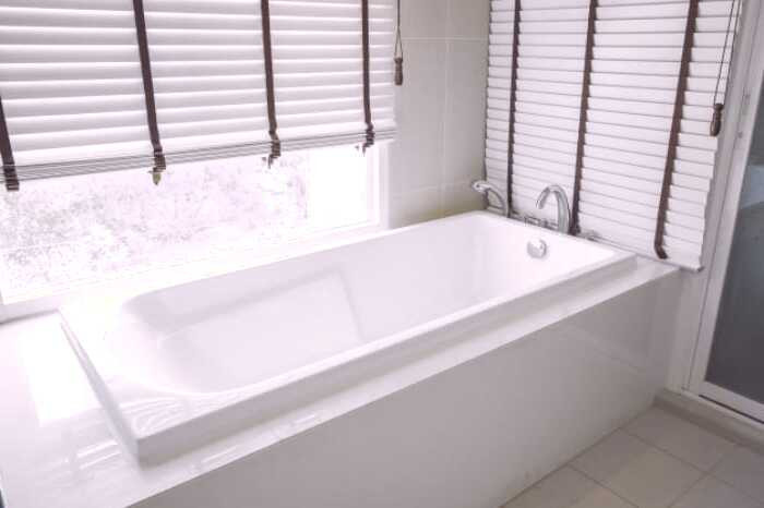 دوش گرفتن با آب گرم دوش گرفتن