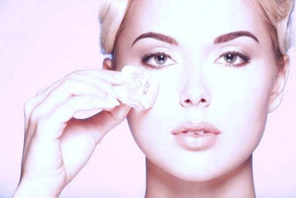 منافذی بسته با یخ یخ برای صورت