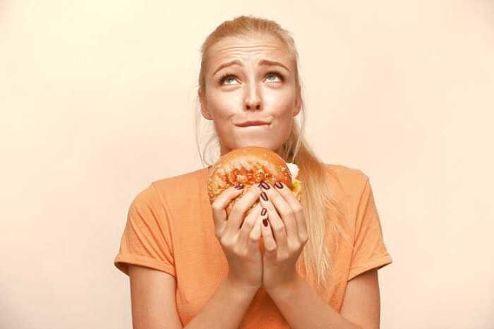 خوردن پیتزا