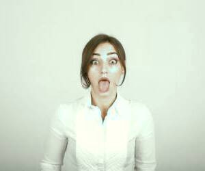 بررسی علل تلخی دهان و راهکارهای درمان طبیعی در خانه