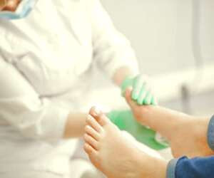 برای درمان کدام بیماری به متخصص پا مراجعه کنید؟