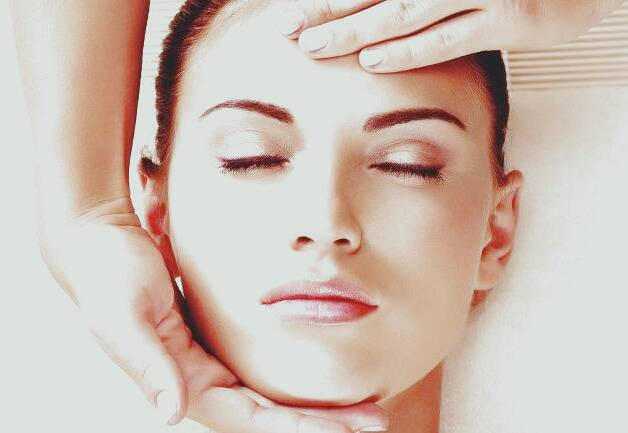 ماساژ دور چشم