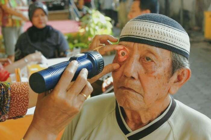 بررسی دلیل لکه خون در چشم