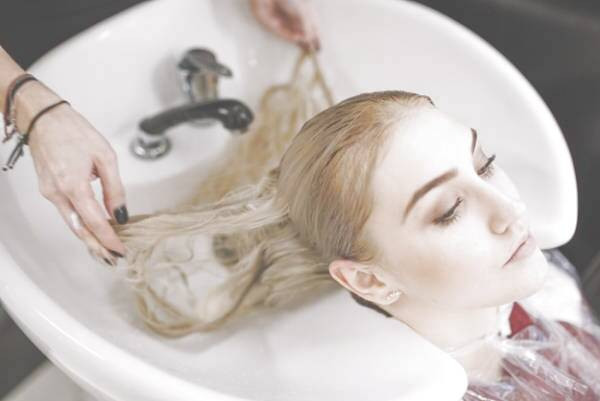 شستن موهای رنگ شده