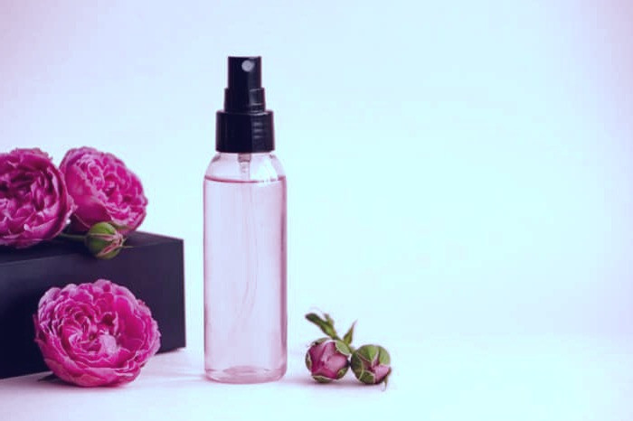 اسپری گلاب روی صورت