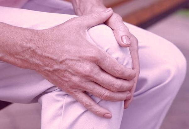 بهبود عملکرد مفصل زانو با ورزش‌های مناسب و حرکات اصلاحی