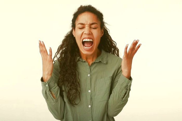 صحبت کردن با صدای بلند