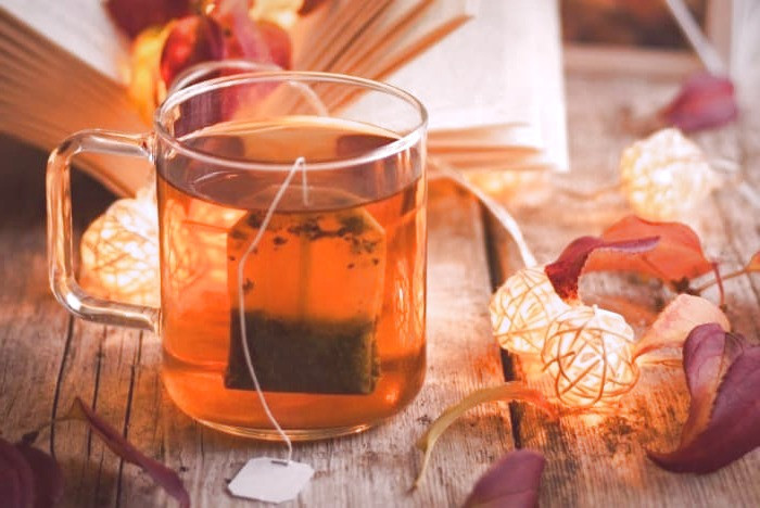 نوشیدن مایعات گرم برای رفع خلط پشت گلو چای