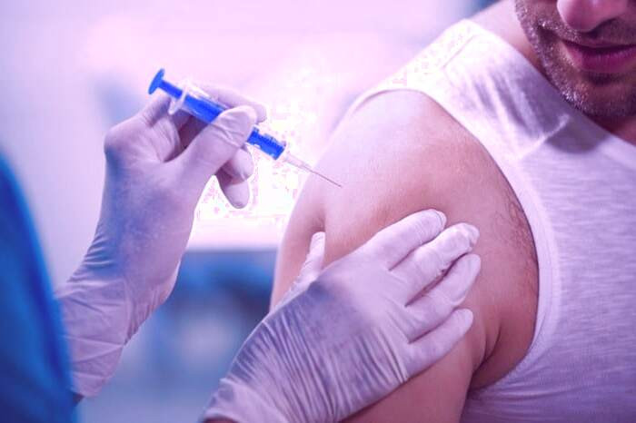 تزریق واکسن هنگام سرماخوردگی 