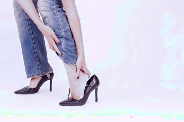 پوشیدن کفش پاشنه بلند