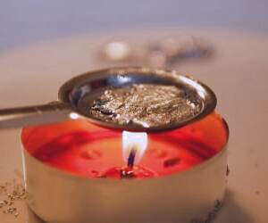 راهنمای ساخت رژ لب با استفاده از فلز سرب