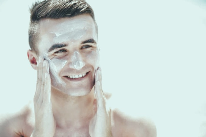 برای جلوگیری از آسیب به پوست کرم ضد آفتاب