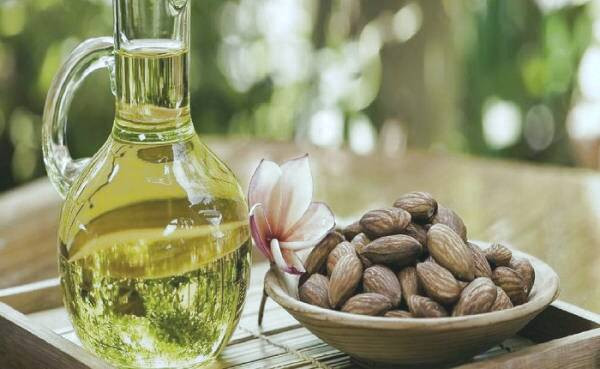 روغن بادام برای رفع لک قهوه ای پوست روغن بادام