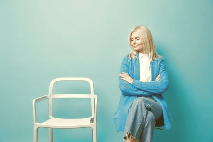 نشستن روی صندلی