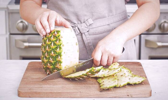 پوست کندن آناناس 
