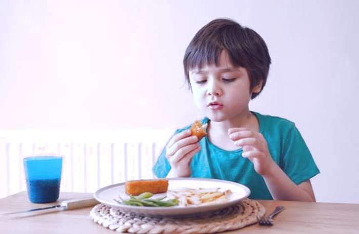 جلوگیری از سوء تغذیه کودکان تشویق کودک به خوردن غذا